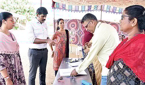 மதுரையில் நடந்த முகாமில் எஸ்பி ஜோஸ் தங்கய்யா, டிஎஸ்பி மணிஷா ஆகியோரிடம் மனு அளித்த புகார்தாரர்கள். படம்: எஸ்.கிருஷ்ணமூர்த்தி