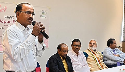 `சகுரா சயின்ஸ்’ திட்டத்தின்கீழ் முதல்கட்டமாக 10 கல்வி நிறுவனங்களின் நிர்வாகிகள் ஜப்பானுக்கு பயணம் செய்கின்றனர். அவர்களை வழியனுப்பும்நிகழ்ச்சியில் பேசுகிறார் கேசிசிஎஸ் இந்தோ ஜப்பான் நிறுவன நிறுவனரும், டோக்கியோ தமிழ் சங்கத்தின் மூத்த மைய குழு உறுப்பினருமான கருணாநிதி காசிநாதன். அருகில் முதல் உலக மூத்தக்குடி நிறுவனத்தின் நிறுவனர் சி.கே.அசோக்குமார் , அண்ணா பல்கலை. முன்னாள் துணை வேந்தர் விஸ்வநாதன் உள்ளிட்டோர். படம்: எஸ்.சத்தியசீலன்