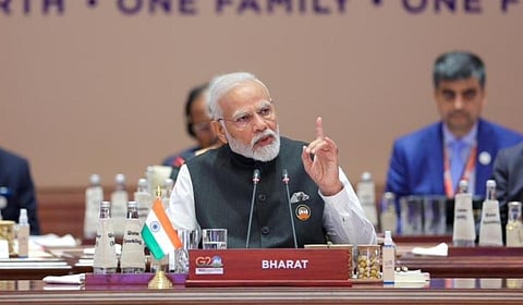 பிரதமர் மோடி முன்பு பாரத் என்ற பெயர்ப் பலகை