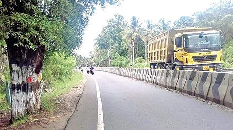 நாகர்கோவில் - திருநெல்வேலி தேசிய நெடுஞ்சாலையில் விசுவாசபுரம் அருகே குமரன் புதூர் சந்திப்பு பகுதியில் குறுகலான சாலையில் உள்ள சென்டர் மீடியன்களால் அடிக்கடி விபத்துகள் நிகழும் பகுதி.