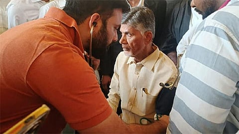 கைது செய்யப்பட்ட பின்னர் மருத்துவப் பரிசோதனைக்கு உட்படுத்தப்பட்ட சந்திரபாபு நாயுடு