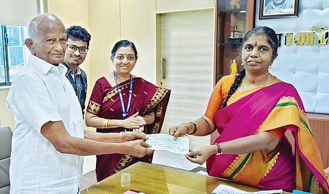 கலவை அரசு மருத்துவமனைக்கு இலவச ரத்த பரிசோதனை கருவி வாங்குவதற்கான காசோலையை ஆட்சியர் வளர்மதி யிடம் வழங்கிய ஓய்வு பெற்ற மருத்துவர் செங்கோட்டையன்.