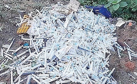 நன்னிலம் அருகே தூத்துக்குடியில் சாலை ஓரத்தில் கொட்டப்பட்டுள்ள பயன்படுத்தப்பட்ட ஊசிகள்.