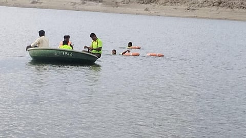 மேட்டூர் அணை நீர்த்தேக்க பகுதியான திப்பம்பட்டியில் நீரில் மூழ்கி உயிரிழந்த வாலிபர் உடலை மீட்டு கரைக்கு கொண்டு வந்த தீயணைப்பு வீரர்கள்.