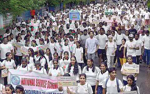 சிநேகா அமைப்பு சார்பில், உலக தற்கொலை தடுப்பு தின விழிப்புணர்வு நடைபயிற்சி சென்னை பெசன்ட் நகரில் நேற்று நடந்தது. இதில் நடிகர் சித்தார்த் மற்றும் கல்லூரி மாணவ, மாணவிகள் பங்கேற்றனர். படம்: எஸ்.சத்தியசீலன்