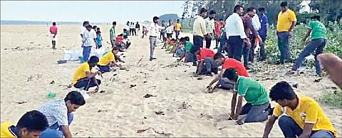 ஒரு கோடி பனை விதைகள் நடும் திட்டத்துக்காக பழவேற்காடு கடற்கரையில் நடந்த ஒத்திகை நிகழ்ச்சியில் 9,300 பனை விதைகளை பள்ளி மாணவர்கள், தன்னார்வலர்கள் நடவு செய்தனர்.