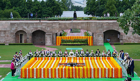 டெல்லி ராஜ்காட்டில் உள்ள காந்தி நினைவிடத்தில் உலகத் தலைவர்கள் நேற்று மலர்வளையம் வைத்து அஞ்சலி செலுத்தினர். படம்: பிடிஐ