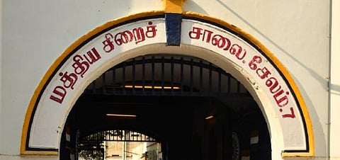 கைதியின் மனைவிக்கு செல்போனில் தொல்லை கொடுத்த சேலம் சிறை காவலர் பணியிடை நீக்கம்