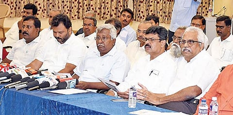 கோவையில் நேற்று செய்தியாளர்களை சந்தித்த தமிழ்நாடு தொழில் அமைப்புகளின் ஒருங்கிணைப்பாளர்கள். படம்: ஜெ.மனோகரன்