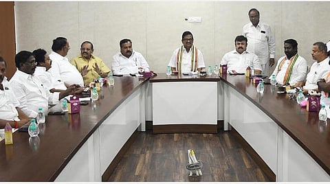 தமிழ்நாடு காங்கிரஸ் மூத்த தலைவர்கள், எம்.பி.க்கள், எம்எல்ஏ.க்கள் ஆலோசனைக் கூட்டம், மாநில தலைவர் கே.எஸ்.அழகிரி தலைமையில் சென்னை சத்தியமூர்த்தி பவனில் நேற்று நடந்தது. படம்: எஸ்.சத்தியசீலன்