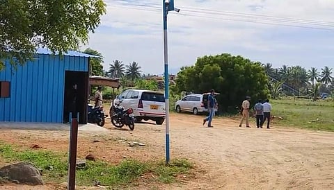 நாமக்கல் மாவட்டம் மோகனூர் அருகே செவிட்டுரங்கன்பட்டியில் அமைந்துள்ள மணல் சேமிப்புக் கிடங்கில் சோதனையில் ஈடுபட்ட அமலாக்கத் துறை அதிகாரிகள்