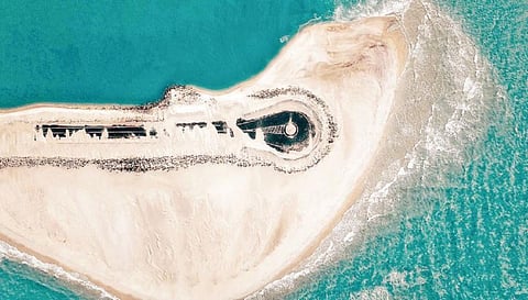 சூறைக் காற்றால் மணலால் மூடப்பட்டுள்ள தனுஷ்கோடி அரிச்சல் முனை தேசிய நெடுஞ்சாலை