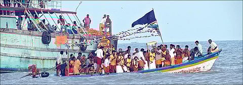 நாகை புதிய கடற்கரையில் நேற்று நடைபெற்ற அதிபத்த நாயனார் தங்க மீனை கடலில் விடும் விழாவில் பங்கேற்றோர்.