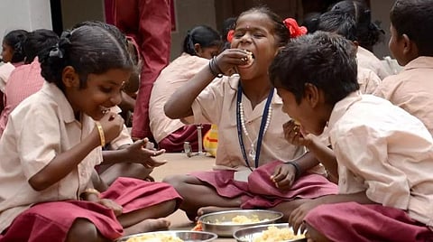 சத்துணவில் சாதி: பெற்றோருக்கும் பாடம் புகட்டப்பட வேண்டும்