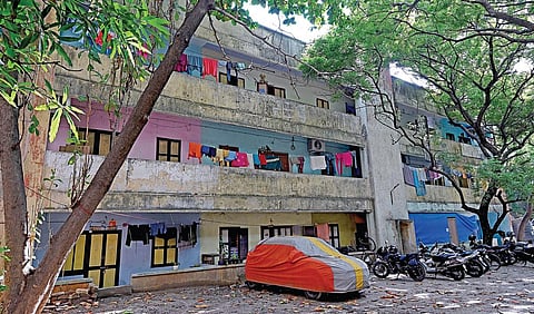 சென்னை கீழ்ப்பாக்கத்தில் உள்ள லூத்திரல் கார்டன் ஆயுதப்படை காவலர் குடியிருப்பு. | படங்கள்: ம.பிரபு