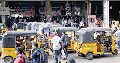 சென்னை சென்ட்ரல் புறநகர் முனையத்தின் வாயிலில் பயணிகள் உள்ளே செல்வதற்கும், வெளியே வருவதற்கும் இடையூறு ஏற்படுத்தும் வகையில் நிறுத்தப்பட்டுள்ள ஆட்டோ மற்றும் கார்கள். படம்: எஸ்.சத்தியசீலன்