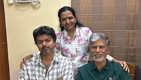 சென்னை திரும்பியதும் பெற்றோரை சந்தித்த விஜய்: தந்தையிடம் நலம் விசாரிப்பு