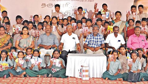 தருமபுரி புத்தகத் திருவிழாவில் உண்டியல் சேமிப்பு தொகை மூலம் புத்தகங்கள் வாங்கிய சின்னப்பள்ளத்தூர் அரசு நடுநிலைப் பள்ளி மாணவ, மாணவியருடன் புத்தகத் திருவிழா நிர்வாகிகள் மற்றும் ஆசிரியர்கள்.