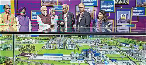 மத்திய பிரதேசத்தின் சாகர் பகுதி, பினா நகரில் அமைக்கப்பட உள்ள பெட்ரோ கெமிக்கல் ஆலையின் மாதிரியை பிரதமர் நரேந்திர மோடி பார்வையிட்டார். படம்: பிடிஐ