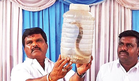 ஓசூர் மாநகராட்சிக்கு உட்பட்ட 42-வது வார்டு குமரன் நகரில் நடந்த பகுதி சபா கூட்டத்தில், பாம்புகள் தொல்லை குறித்து விளக்கிய கவுன்சிலர் ஜெயபிரகாஷ் பிடிக்கப்பட்ட பாம்புகளை அதிகாரிகளிடம் காட்டினார்.