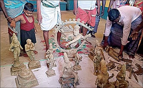 நெம்மேலி அருகேயுள்ள குச்சிப்பாளையத்தில் குடிநீர் குழாய் அமைப்பதற்காக குழி தோண்டியபோது கண்டெடுக்கப்பட்ட உலோக சிலைகள்.