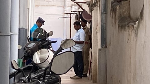 சோதனை நடைபெறும் பகுதியில் உள்ளூர் போலீஸார் காவலுக்கு நிறுத்தப்பட்டுள்ளனர். | படங்கள்: ஜெ.மனோகரன்.