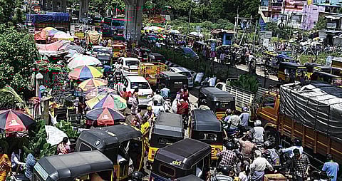 விநாயகர் சதுர்த்தி பண்டிகையை முன்னிட்டு சென்னை கோயம்பேடு மார்க்கெட்டில் நேற்று பொருட்கள் வாங்க குவிந்த பொதுமக்களால் ஏற்பட்ட போக்குவரத்து நெரிசலில் சிக்கித் தவித்த வாகனங்கள். படம்: எஸ்.சத்தியசீலன்