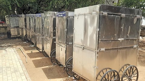 நவீன தள்ளுவண்டிகள்... கேட்டதோ 800, கிடைத்ததோ 20 - உடுமலை சாலையோர வியாபாரிகள் அதிருப்தி