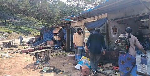 கொடைக்கானலில் 10-க்கும் மேற்பட்ட கடைகளை சேதப்படுத்திய யானைகள்: மோயர் சதுக்கம் செல்ல தடை