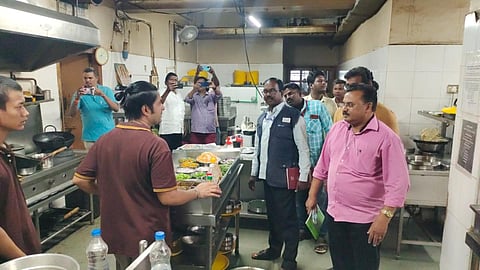 நாமக்கல் சேலம் சாலையில் உள்ள ஃபாஸ்ட் புட் கடையில் உணவு பாதுகாப்புத் துறையினர் ஆய்வு மேற்கொண்டனர்.