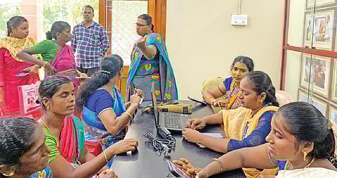 விழுப்புரம் ஆட்சியர் அலுவலகத்தில் செயல்பட்டு வரும் கலைஞரின் மகளிர் உரிமைத் தொகை திட்ட உதவி மையம்.