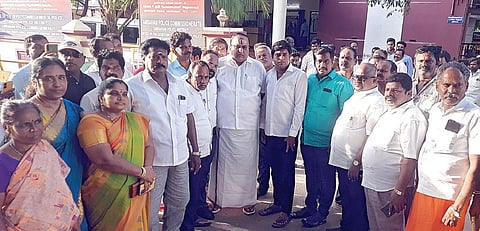 பாஜக பிரமுகர் வெங்கடேஷ் தாம்பரம் அருகே கொலை செய்யப்பட்டதை அடுத்து செங்கல்பட்டு வடக்கு மாவட்ட பாஜக தலைவர் வேதசுப்பிரமணியம் தலைமையில் தாம்பரம் துணை ஆணையரை பாஜகவினர் நேற்று சந்தித்து விரைந்து நடவடிக்கை எடுக்க கூறினர். படம்: எம்.முத்துகணேஷ்