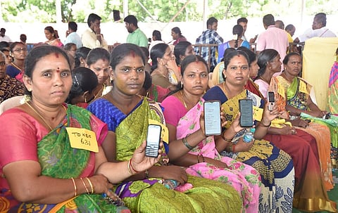 கலைஞர் மகளிர் உரிமைத் தொகை திட்டத்தால் மகிழ்ச்சியில் திளைத்த மகளிர்