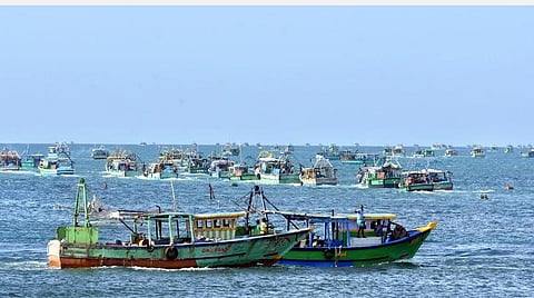 ராமேசுவரம் மீனவர்களை விரட்டியடித்த இலங்கை கடற்படை