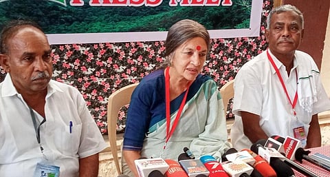 நாமக்கல்லில் ஆதிவாசி உரிமைகளுக்கான தேசிய அமைப்பின் 4வது அகில இந்திய மாநாட்டில் பங்கேற்ற சிபிஎம் அரசியல் தலைமை குழு உறுப்பினர் பிருந்தா பாரத் செய்தியாளர்களைச் சந்தித்தார்.