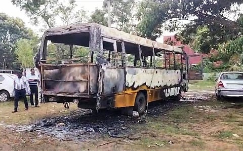 ஊத்தங்கரை அருகே விபத்தில் இளைஞர் உயிரிழப்பு: தனியார் பள்ளிப் பேருந்து தீ வைத்து எரிப்பு