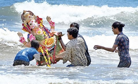 விழுப்புரம், கடலூரில் 2300+ விநாயகர் சிலைகள் ஊர்வலம்: தேவனாம்பட்டினம், தந்திராயன்குப்பம் கடலில் கரைப்பு