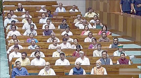 புதிய நாடாளுமன்ற மக்களவையில் மகளிர் 33% இடஒதுக்கீடு மசோதா மீதான விவாதம் நேற்று நடைபெற்றது. இதில் பங்கேற்ற பிரதமர் மோடி, மத்திய அமைச்சர்கள் அமித் ஷா, ராஜ்நாத் சிங் உள்ளிட்டோர்.படம்: பிடிஐ