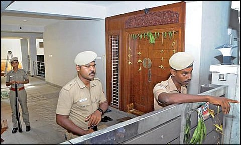 சென்னை தேனாம்பேட்டையில் உள்ள மின்வாரிய அதிகாரி காசியின் வீட்டில் வருமான வரித்துறை அதிகாரிகள் நேற்று சோதனையில் ஈடுபட்டனர். வீட்டின் வாசலில் பாதுகாப்புக்காக நிறுத்தப்பட்டிருந்த போலீஸார். படம்: ம.பிரபு