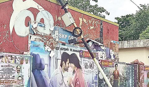 திருவண்ணாமலை பழைய அரசு மருத்துவமனை அருகே செயலிழந்த கண்காணிப்பு கேமராவுடன்சாய்ந்து கிடக்கும் கம்பம்.