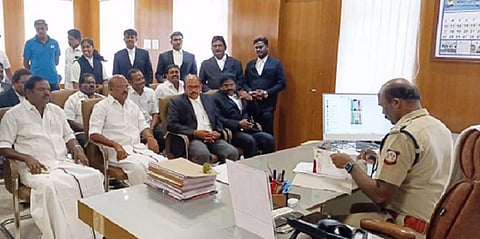 முதல்வரை கே.பி.அன்பழகன் அவதூறாக பேசியதாக எஸ்.பி.யிடம் தருமபுரி திமுக நிர்வாகிகள் புகார் மனு