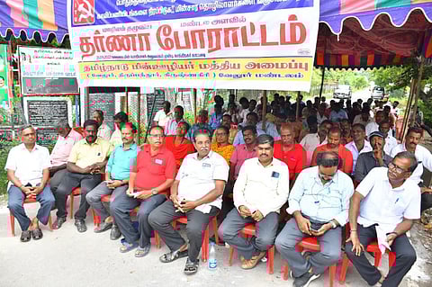 கோரிக்கைகளை வலியுறுத்தி தமிழகம் முழுவதும் மின்சார ஊழியர்கள் தர்ணா