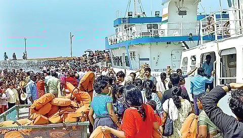 கன்னியாகுமரி கடலில் படகு பயணம் மேற்கொள்வதற்காக படகு தளத்தில் குவிந்துள்ள சுற்றுலா பயணிகள்.