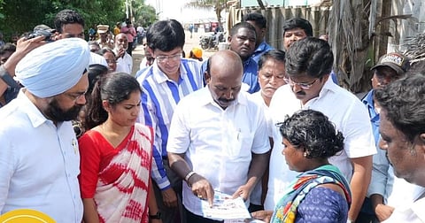 பெசன்ட் நகரில் கொசு ஒழிப்பு நடவடிக்கைகள் மற்றும் காய்ச்சல் கண்டறியும் சிறப்பு முகாமை பார்வையிட்டு தமிழக மருத்துவம் மற்றும் மக்கள் நல்வாழ்வுத்துறை அமைச்சர் மா.சுப்பிரமணியன் ஆய்வு செய்தார்