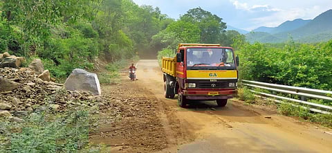 பாலாறு வனப் பகுதியில் மண்சரிவு: மேட்டூர் - மைசூர் சாலையில் வாகன ஓட்டிகள் அவதி