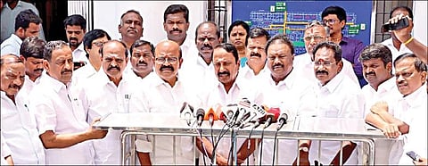 சட்டப்பேரவை கூட்டம் விரைவில் தொடங்க உள்ள நிலையில், பேரவையில் எதிர்க்கட்சி துணைத் தலைவர் இருக்கை தொடர்பாக பேரவைத் தலைவர் அப்பாவுவிடம் மனு அளித்த பின், செய்தியாளர்களைச் சந்தித்த அதிமுக முன்னாள் அமைச்சர் செங்கோட்டையன் உள்ளிட்ட எம்எல்ஏக்கள். படம்: ம.பிரபு