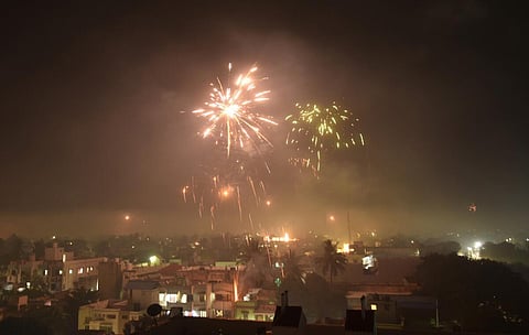 தீபாவளிக்கு 2 மணி நேரம் மட்டுமே பட்டாசு வெடிக்க அனுமதி - பேரியம் கலப்பு, சரவெடி தடையை நீடித்து உச்ச நீதிமன்றம் உத்தரவு