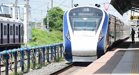 நெல்லையிலிருந்து சென்னை வந்த வந்தே பாரத் ரயில் சோதனை ஓட்டமாக தாம்பரத்தில் ஒரு நிமிடம் நின்று சென்றது சரியாக 1:40 மணியளவில் தாம்பரம் ரயில் நிலையத்தில் நின்ற போது எடுத்த படம். படங்கள்:எம்.முத்துகணேஷ்