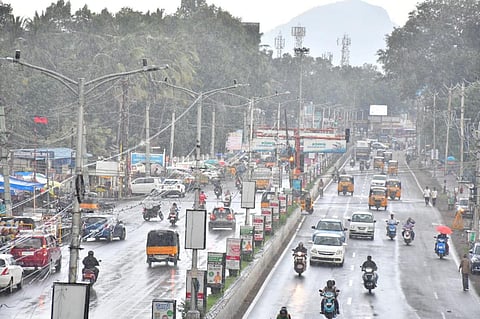 வேலூரில் மாலை பொழுதில் சுமார் 2 மணிநேரம் பெய்த மழையில் அண்ணா சாலையில் ஊர்ந்து சென்ற வாகனங்கள். படம்: வி.எம்.மணிநாதன்.