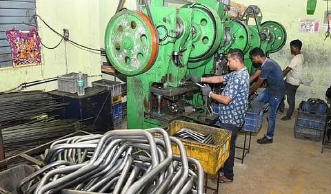 மின் கட்டண கோரிக்கைகள் ஏற்கப்படாததால் நாளை கதவடைப்பு போராட்டம்: தொழில்துறையினர் முடிவு